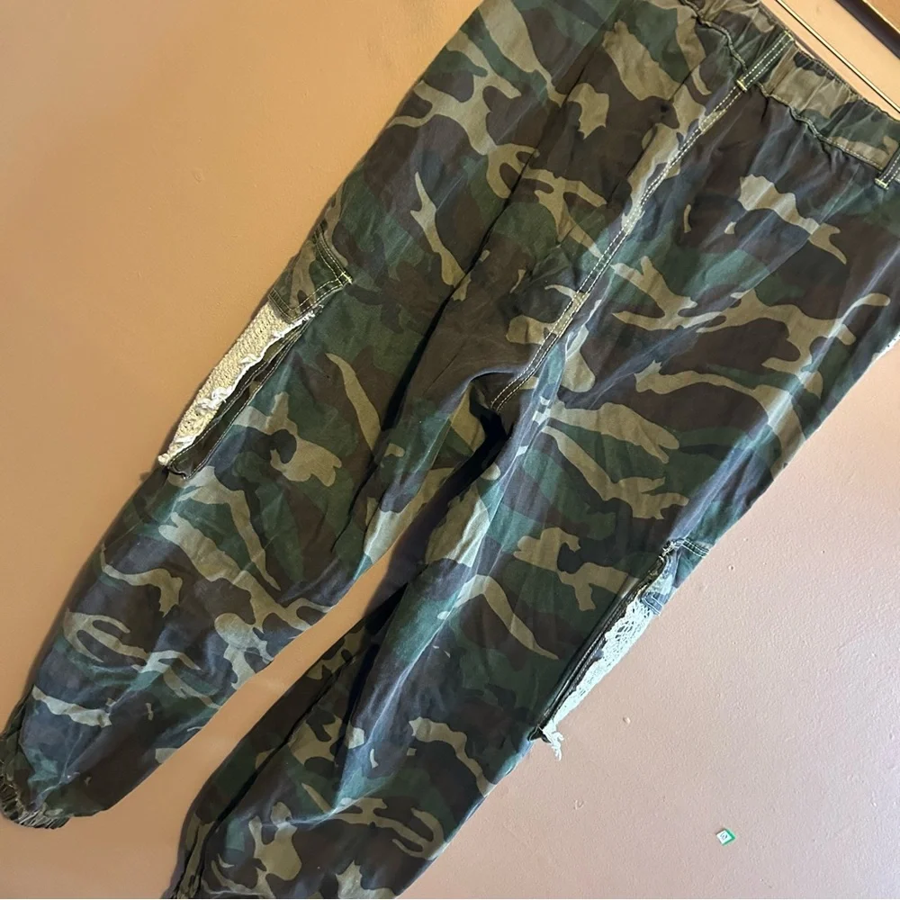 POL Camouflage Camo Cargo Army Joggers with Lace Detail Boho Women’s Size Large - Picture 4 of 6